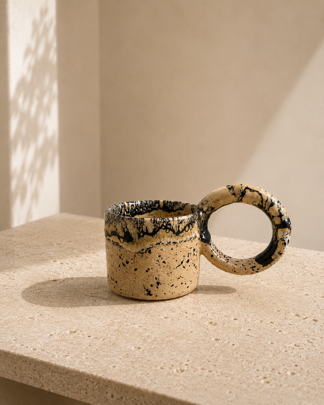 Tasse artisanale en céramique émaillée anse XL