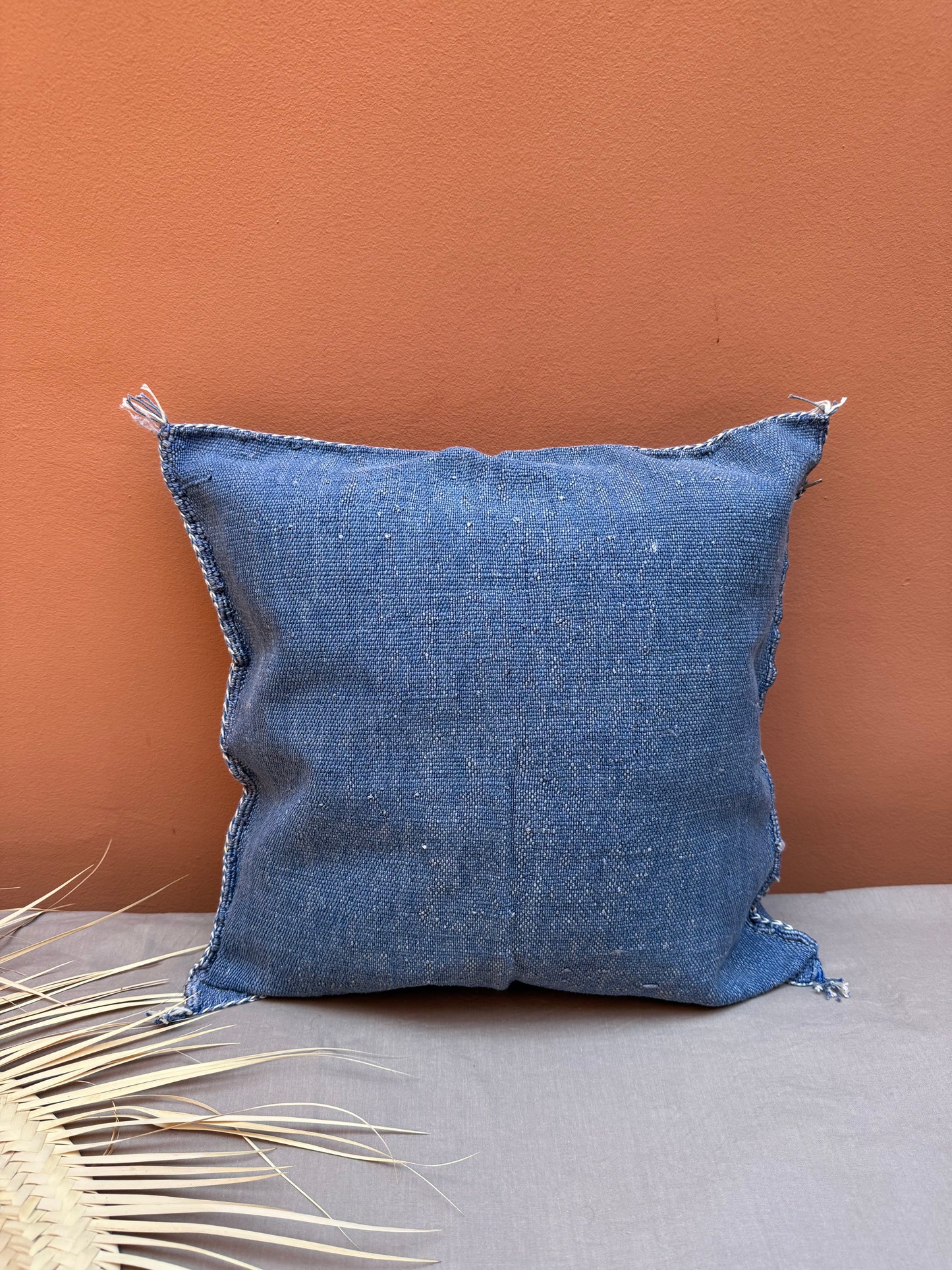 Housse de coussin en soie végétale bleu jean