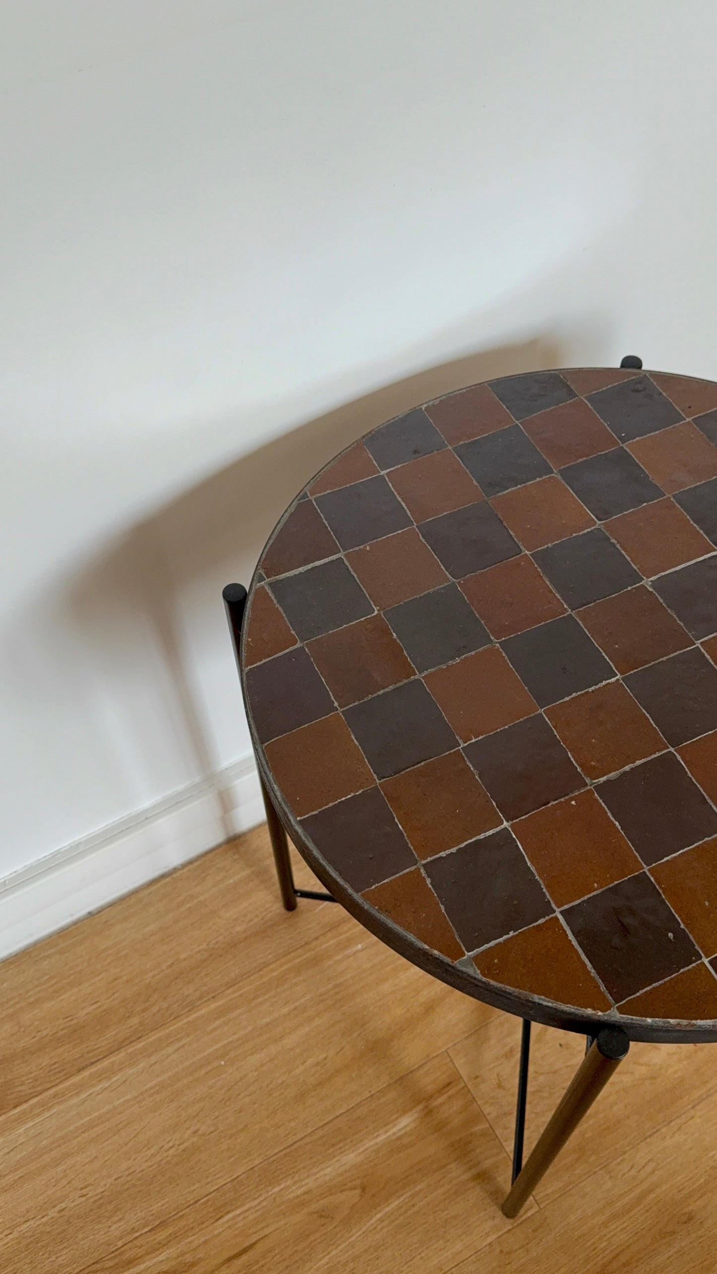 Table d’appoint en Zellige damier marron