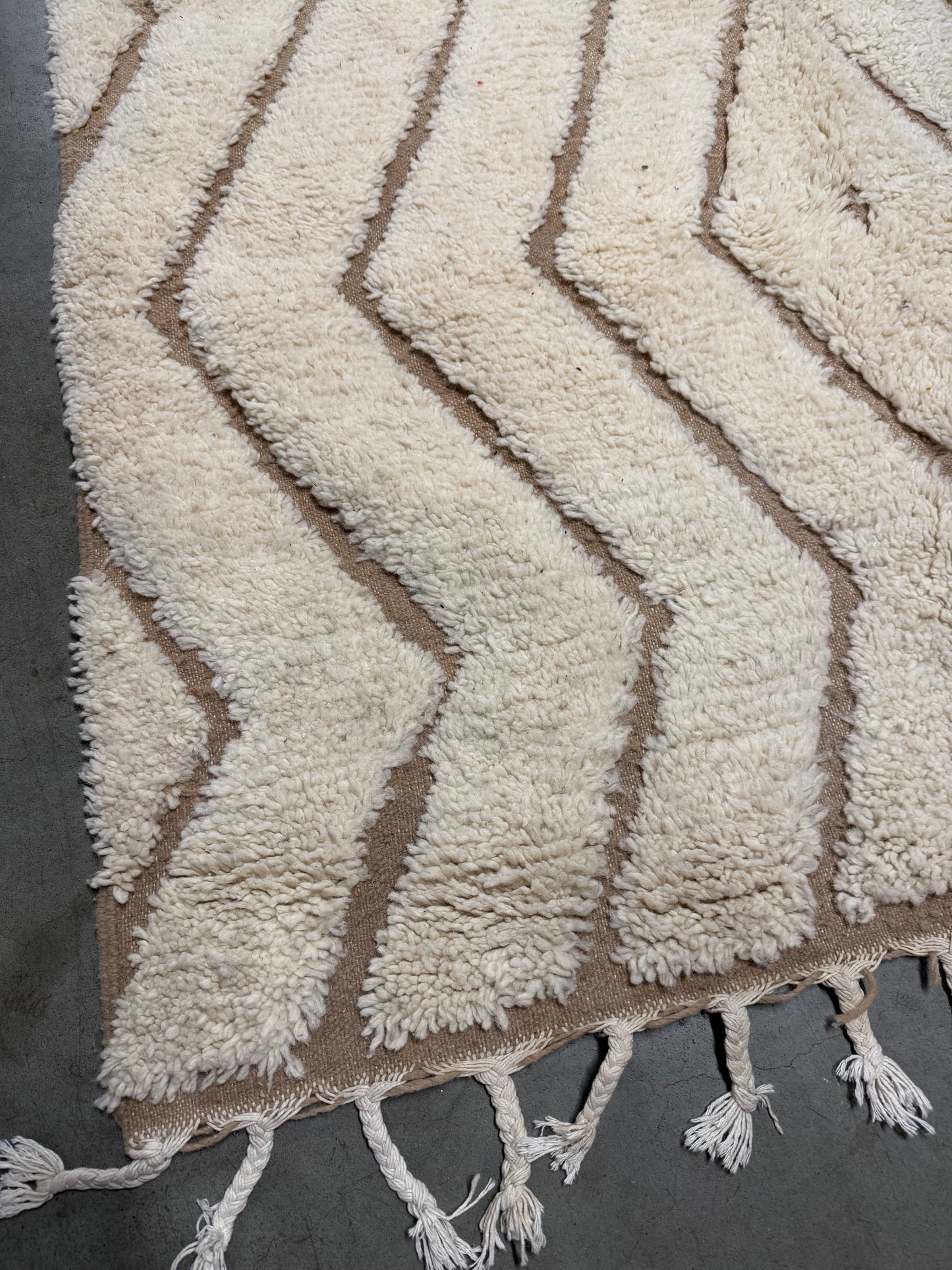 Tapis Berbère Béni Ouarain Blanc sur trame marron