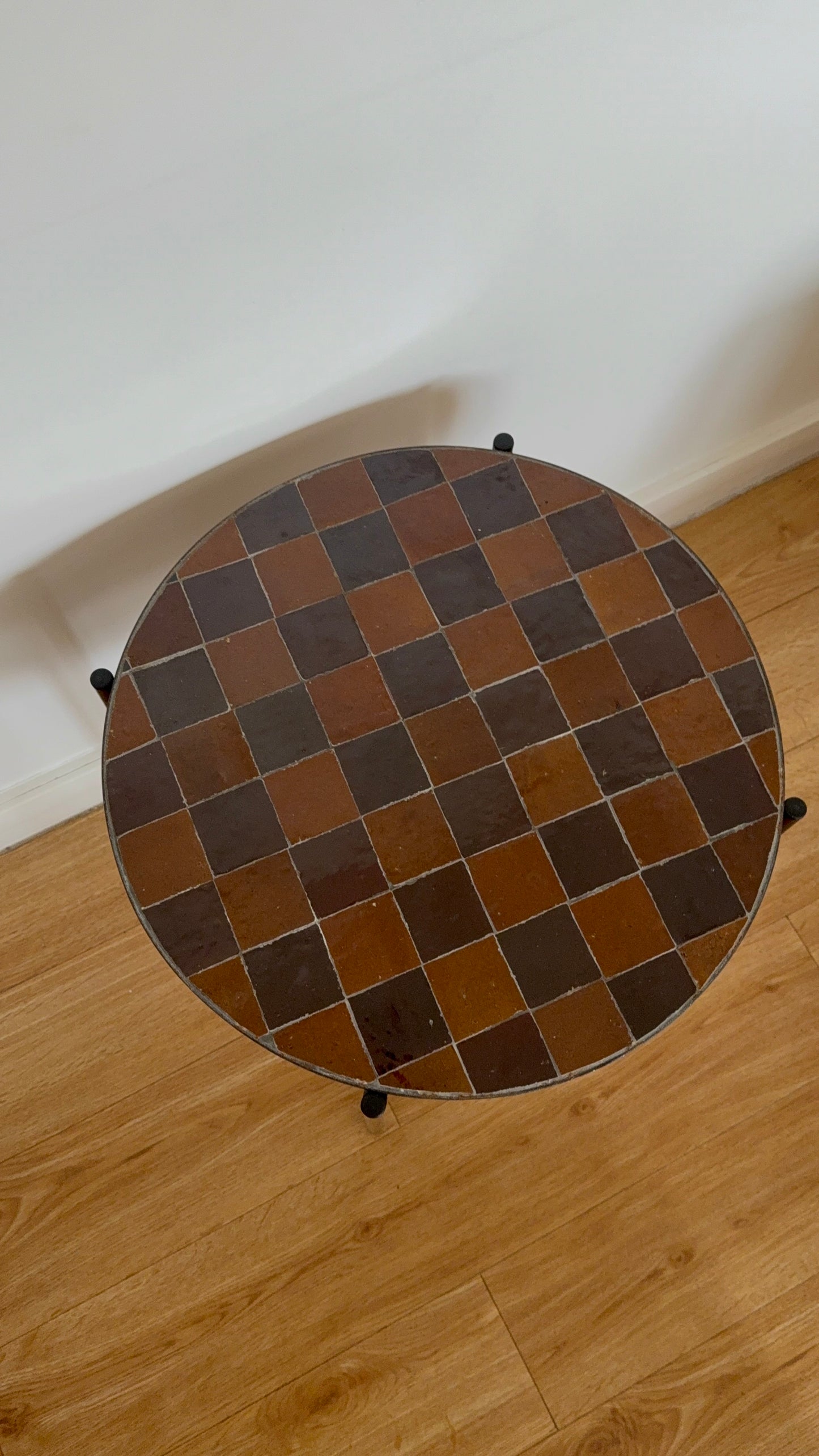 Table d’appoint en Zellige damier marron