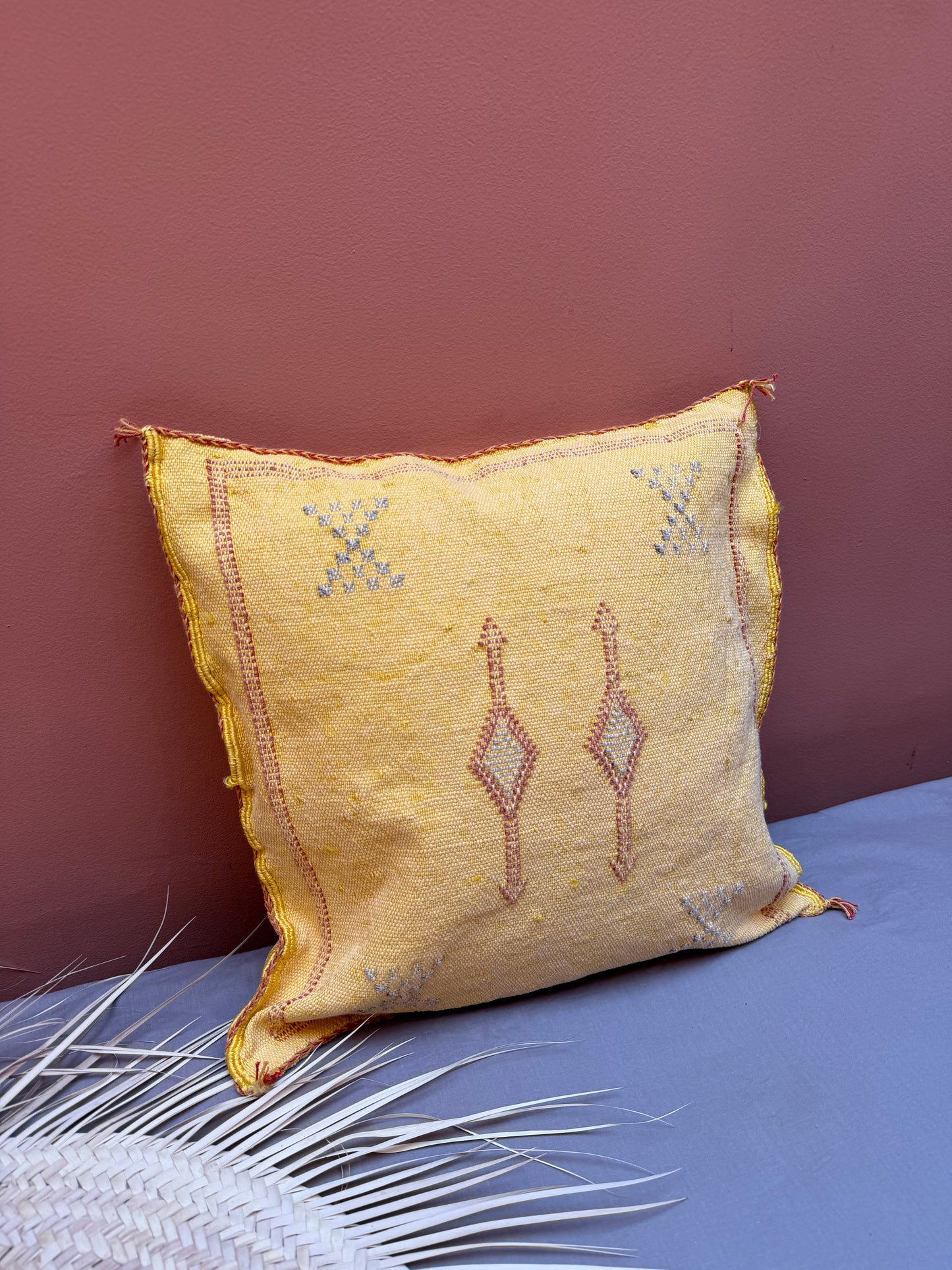 Housse de coussin en soie végétale jaune