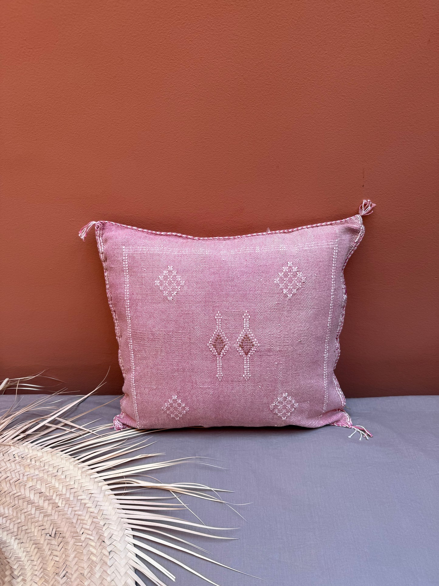 Housse de coussin en soie végétale rose pale