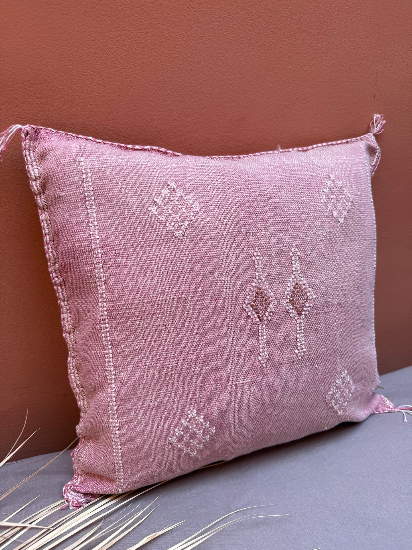 Housse de coussin en soie végétale rose pale