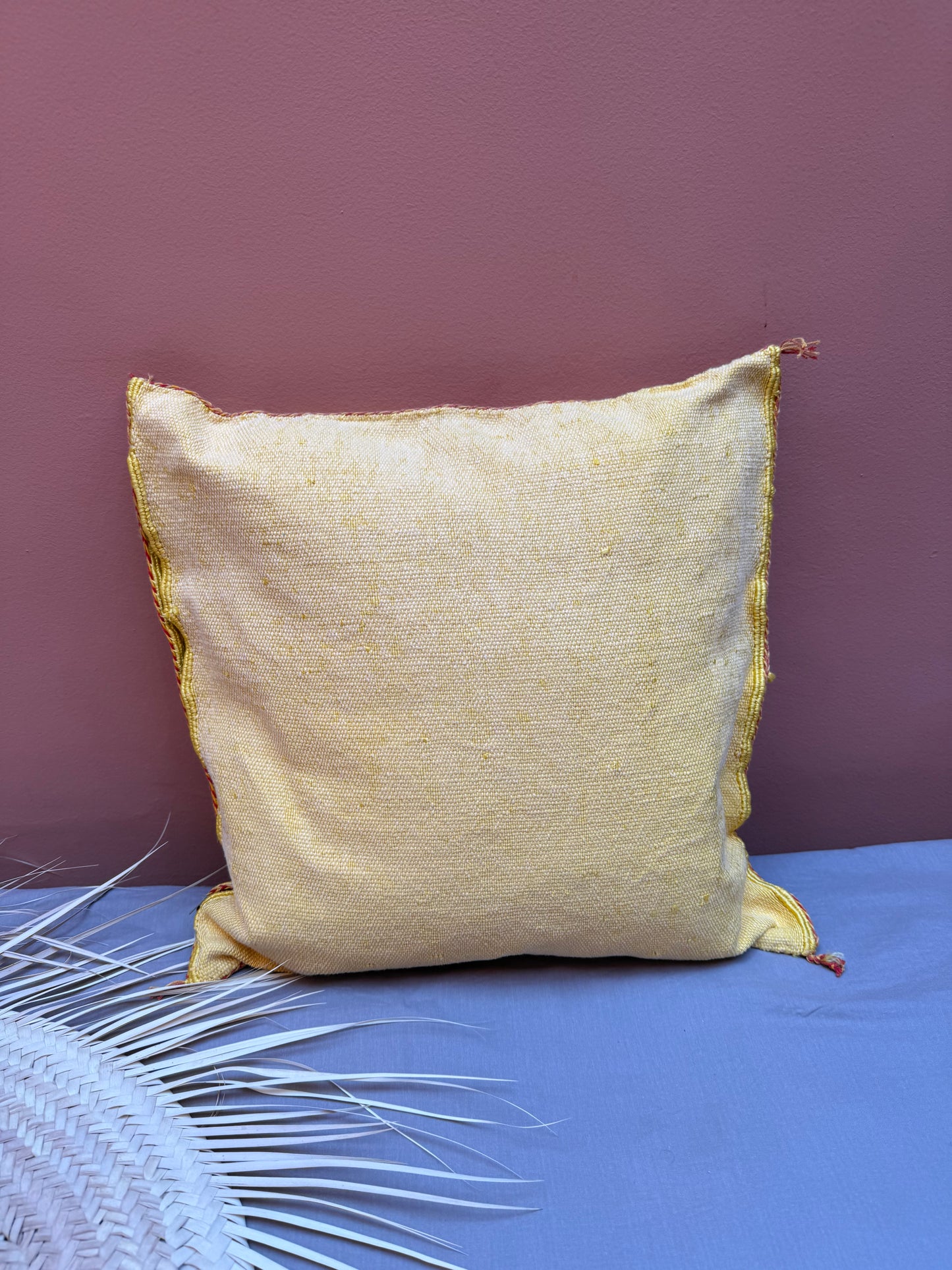 Housse de coussin en soie végétale jaune