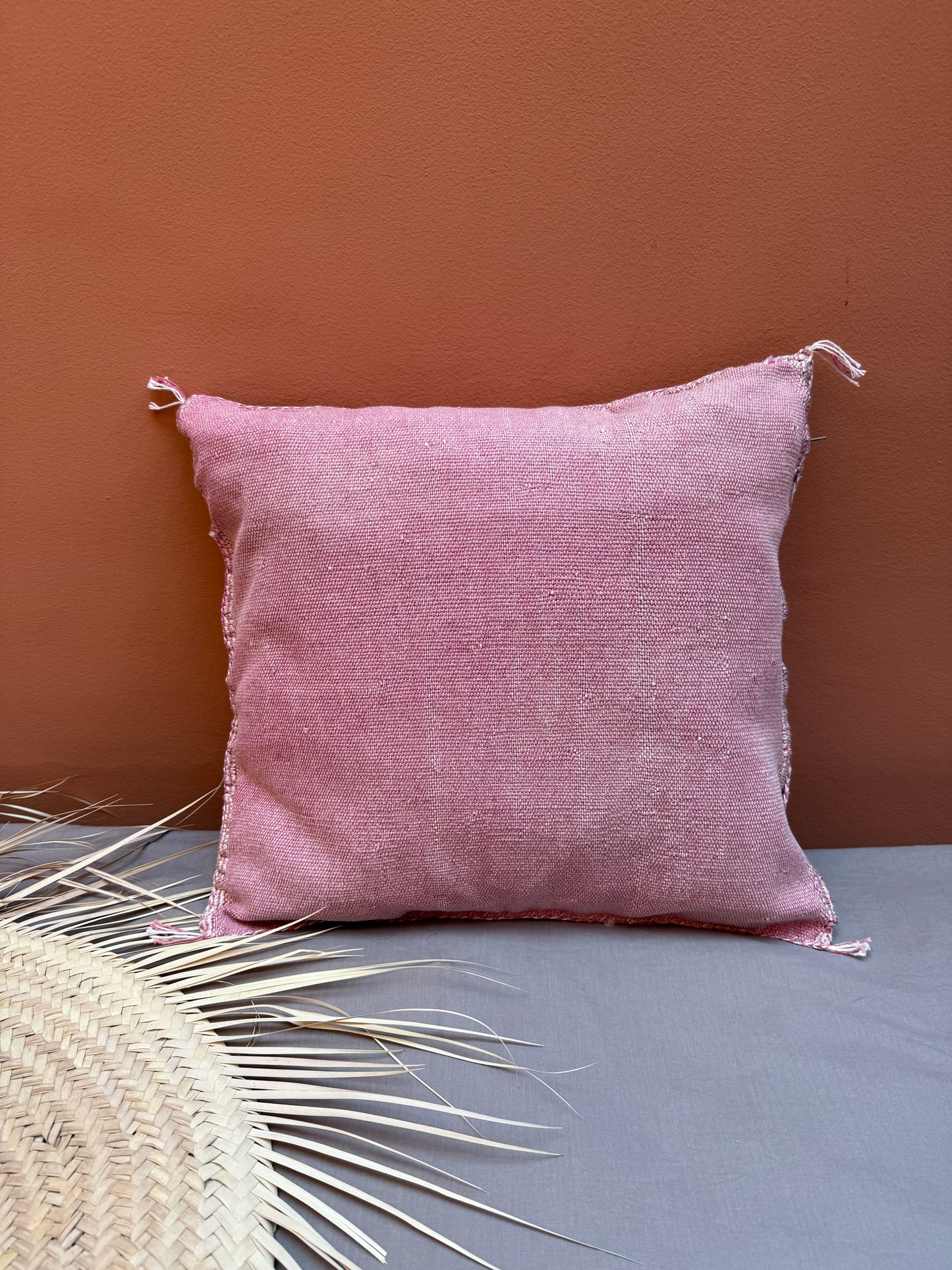 Housse de coussin en soie végétale rose pale