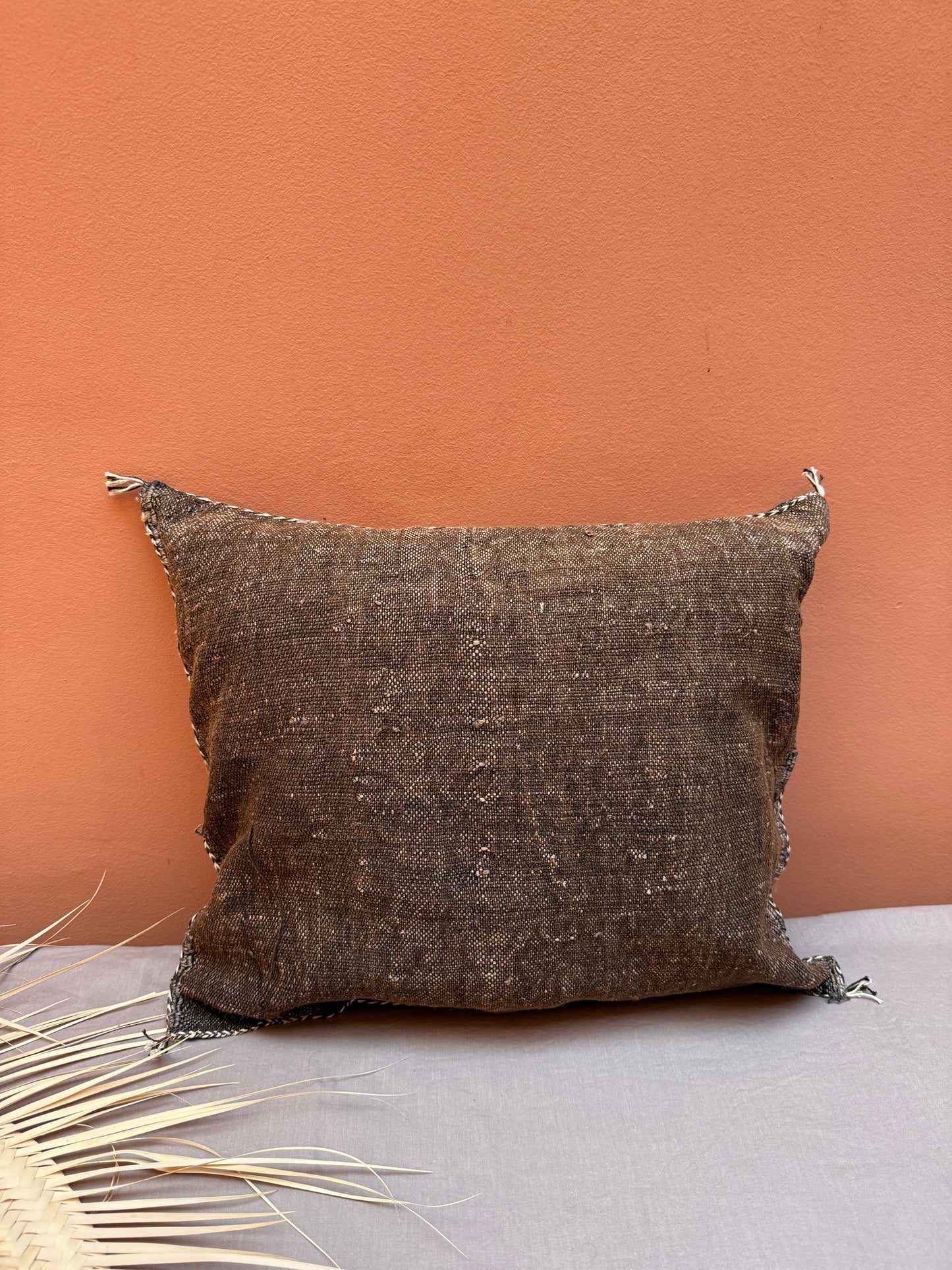 Housse de coussin en soie végétale marron