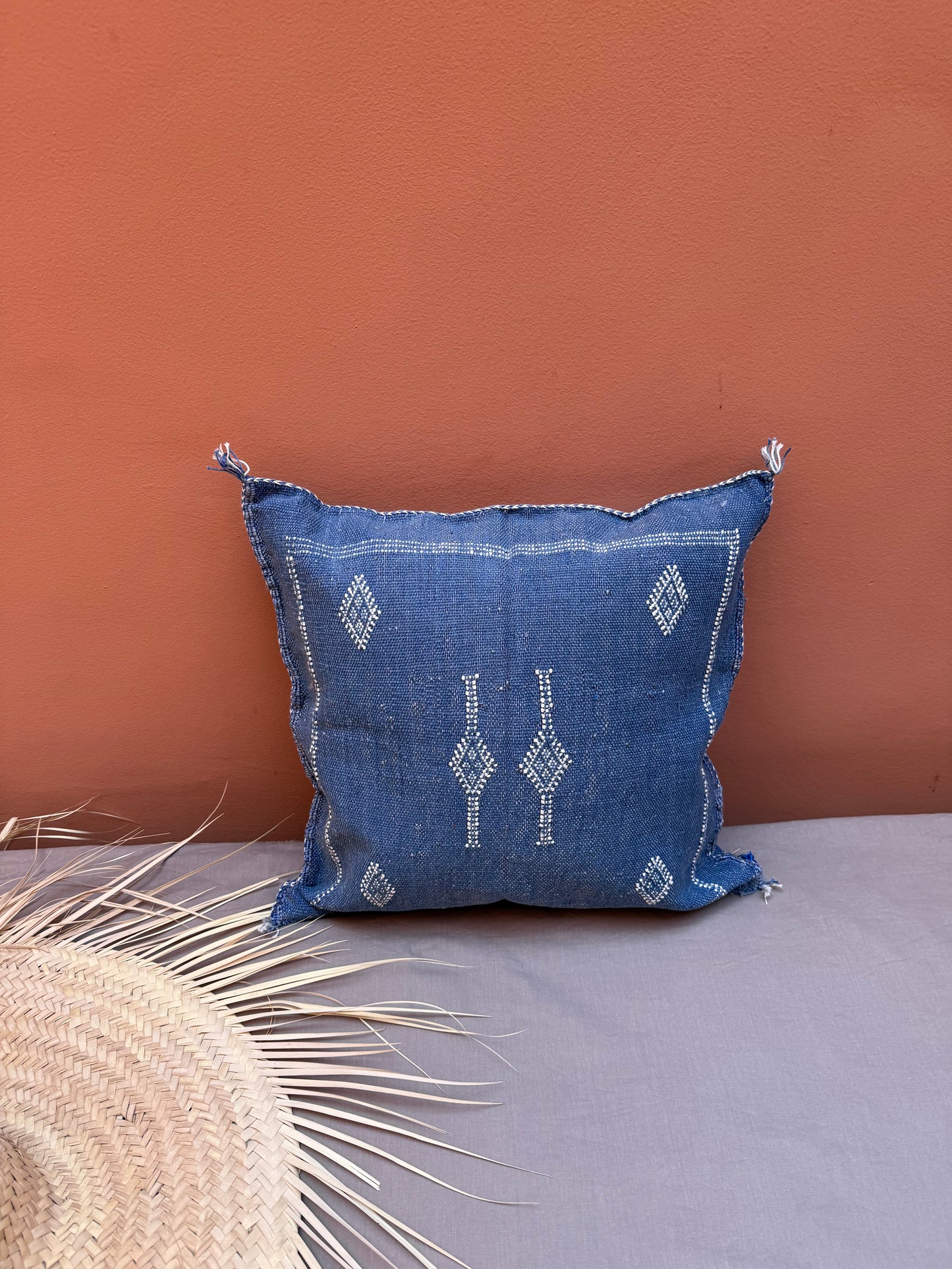 Housse de coussin en soie végétale bleu jean