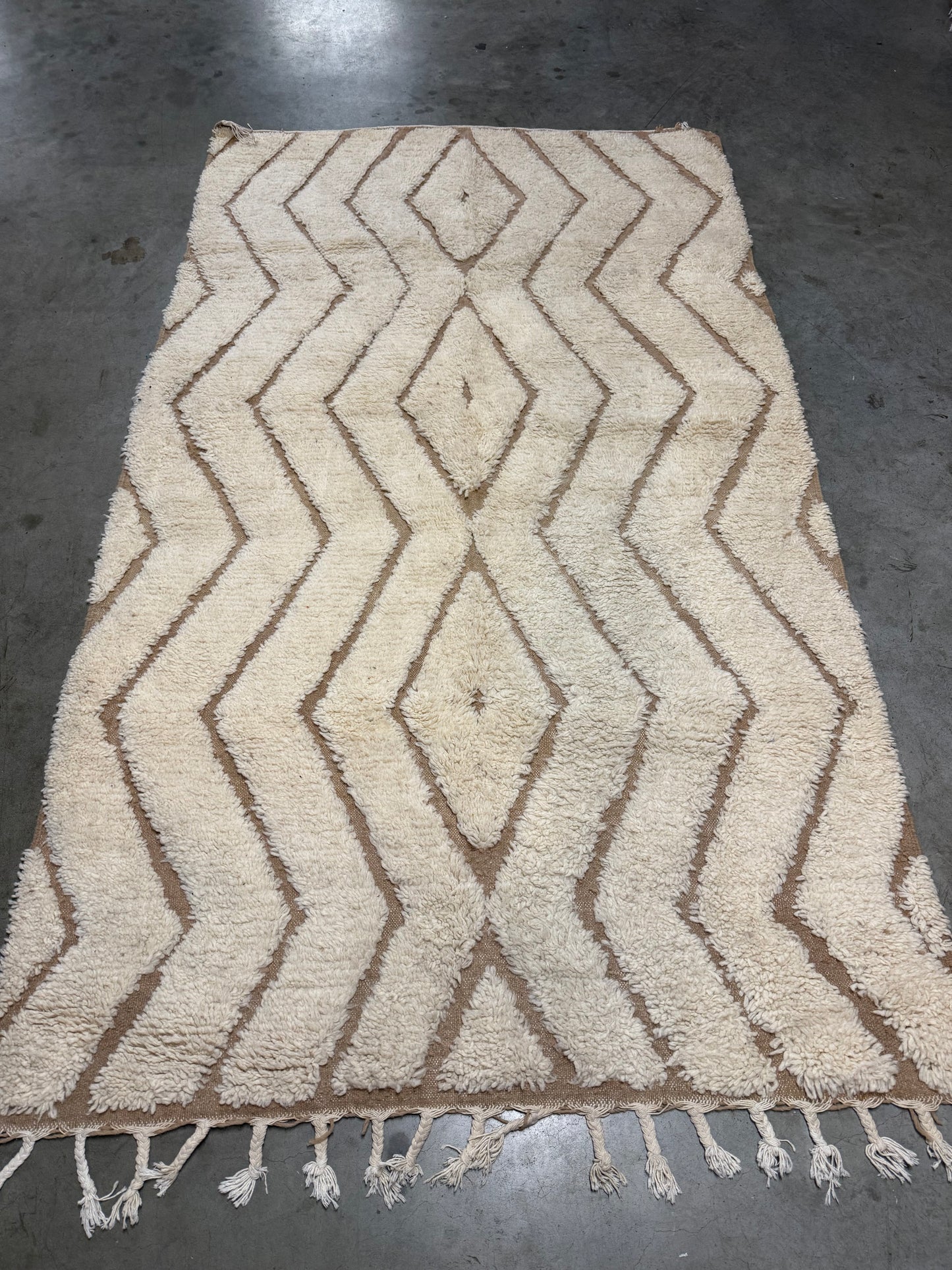Tapis Berbère Béni Ouarain Blanc sur trame marron