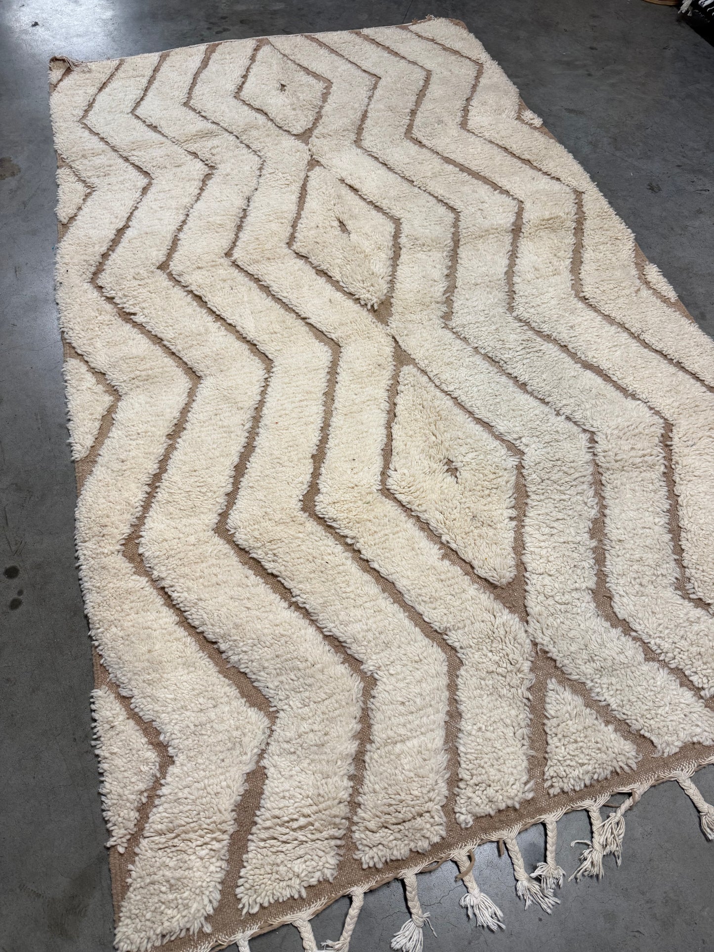 Tapis Berbère Béni Ouarain Blanc sur trame marron