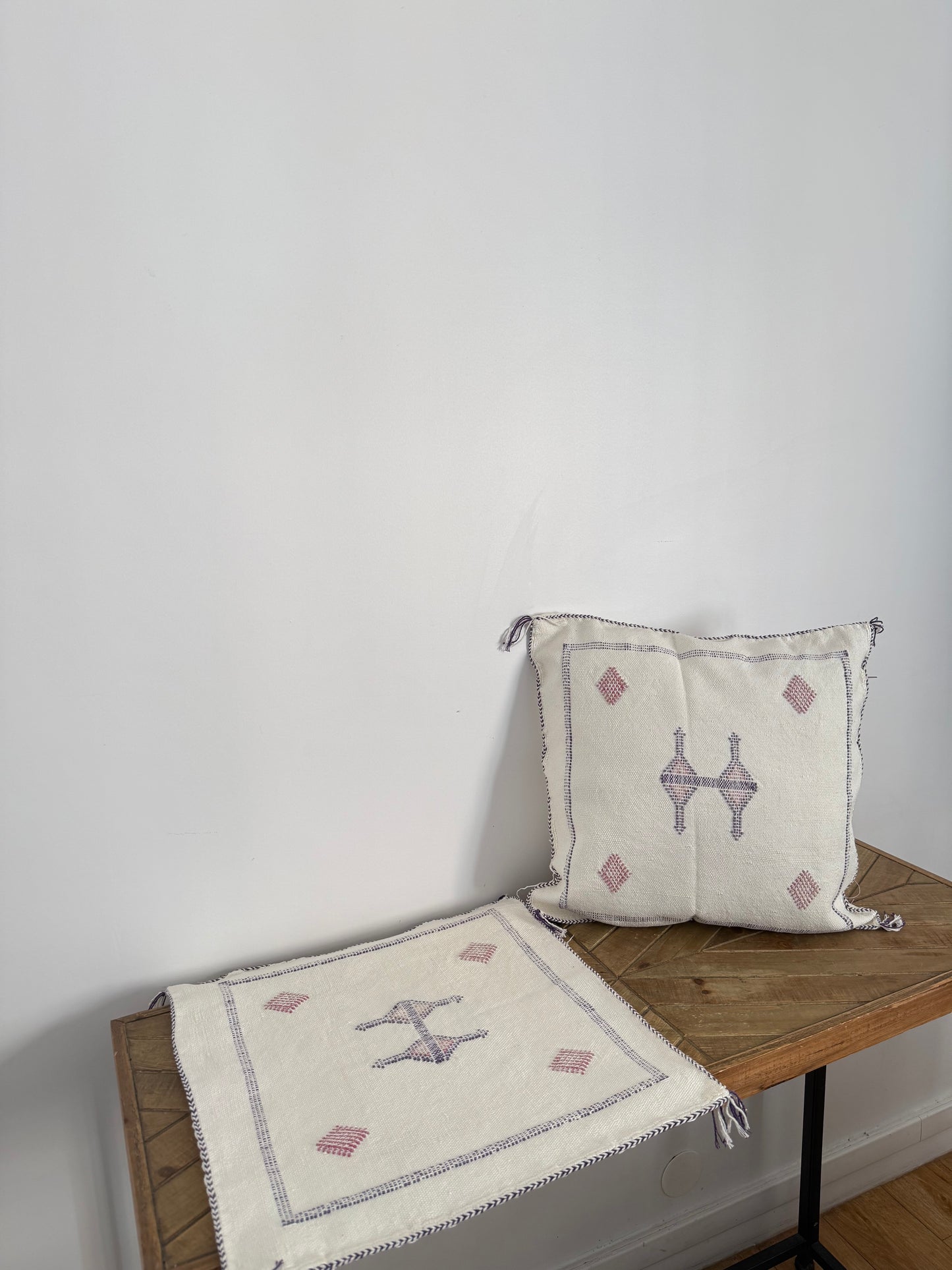 Housse de coussin soie végétale blanche / détails violet