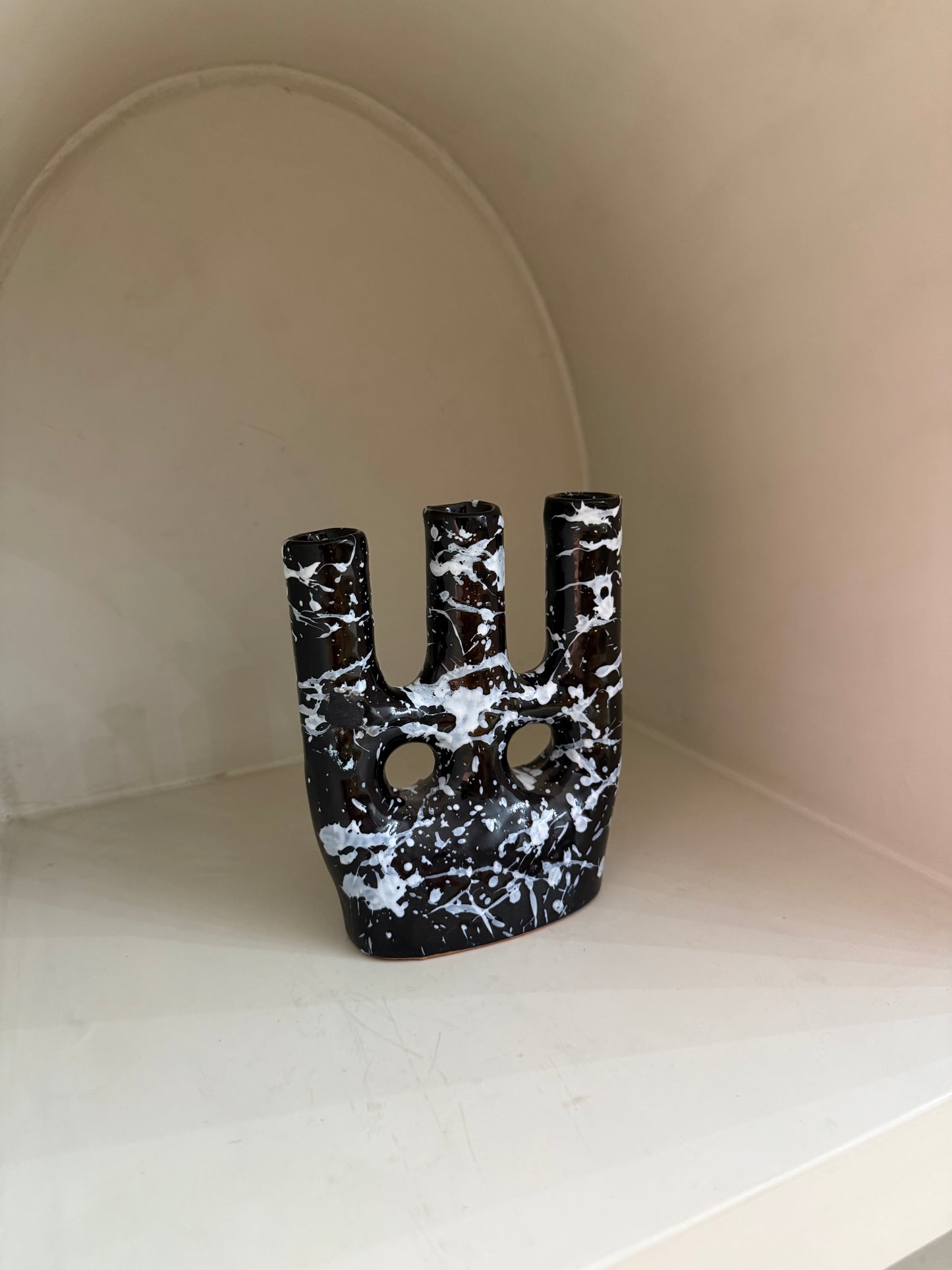 Bougeoir à branches en céramique émaillée – Noir & éclats blancs