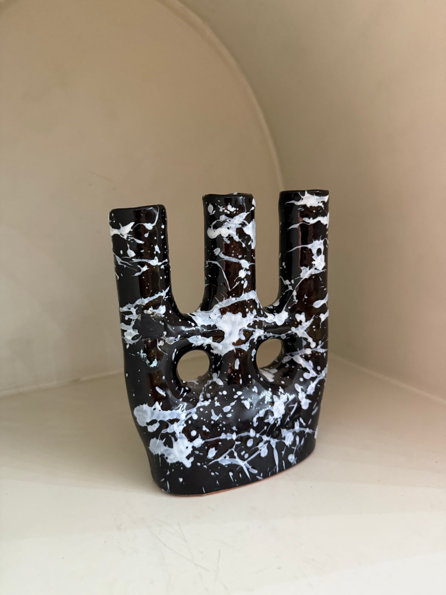 Bougeoir à branches en céramique émaillée – Noir & éclats blancs