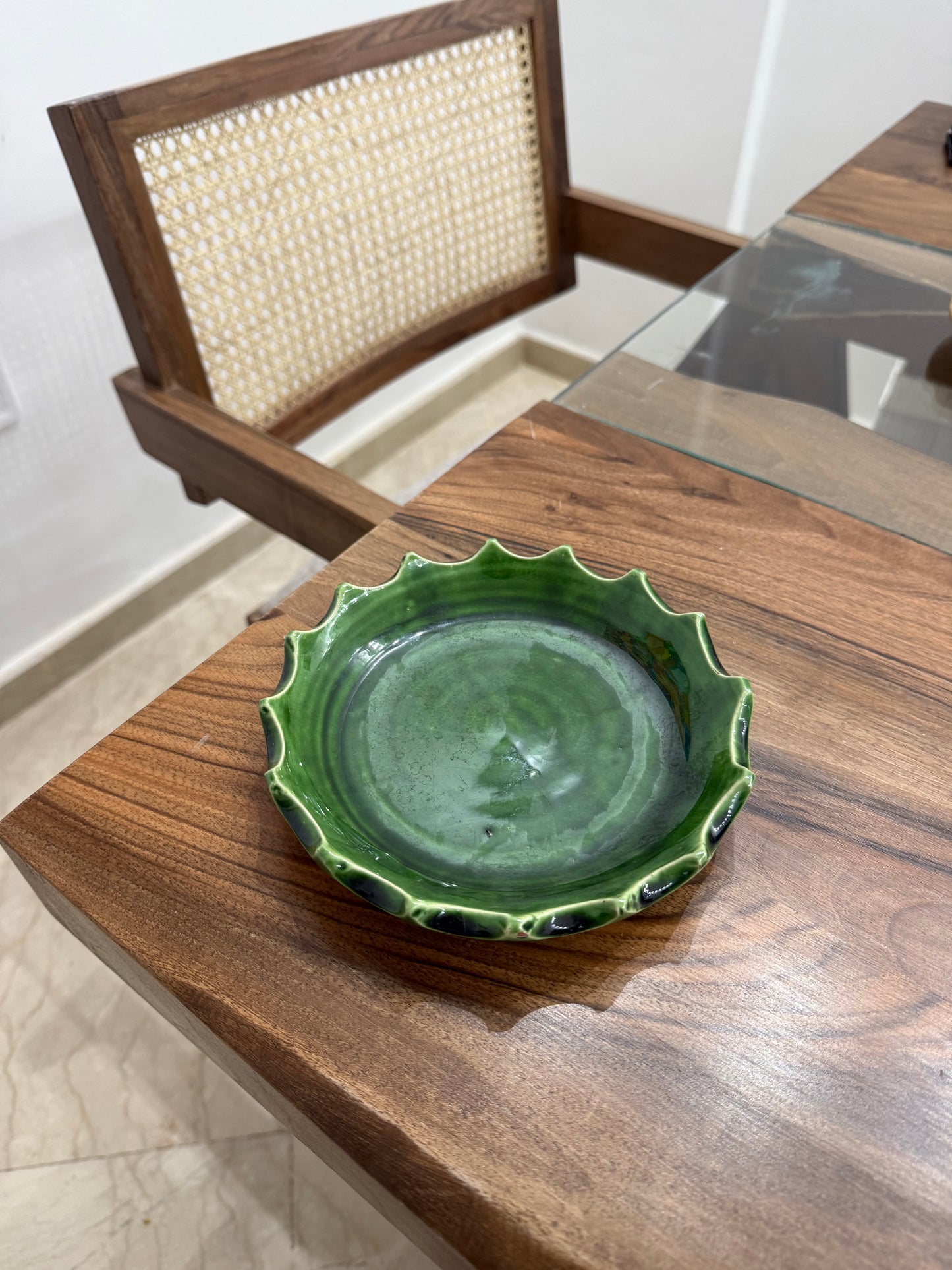 Assiettes en céramique dentelées