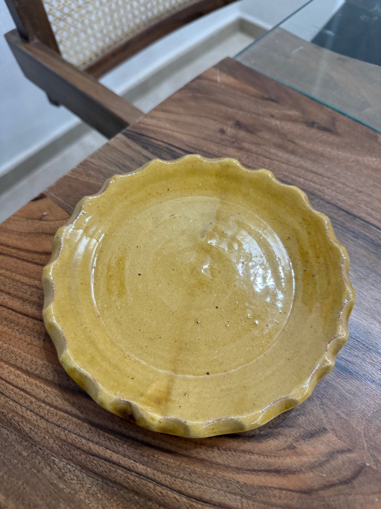 Assiettes en céramique dentelées