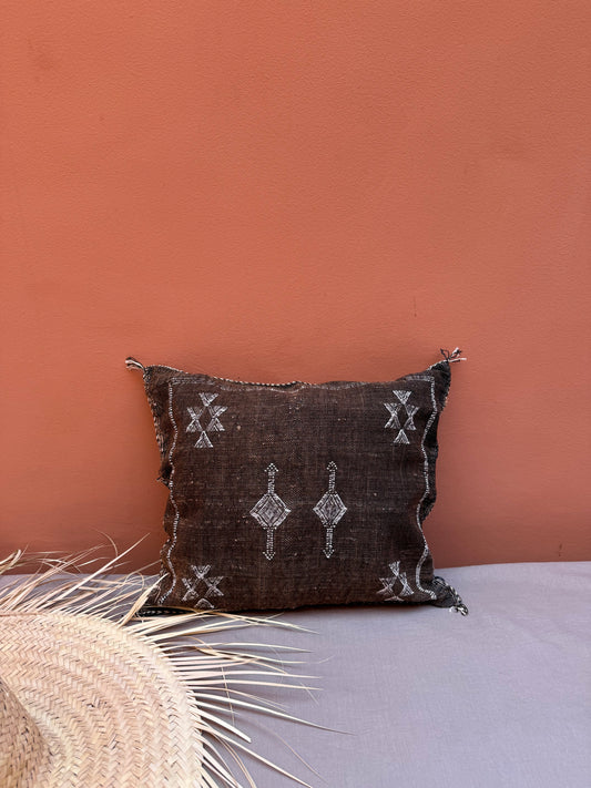 Housse de coussin en soie végétale marron