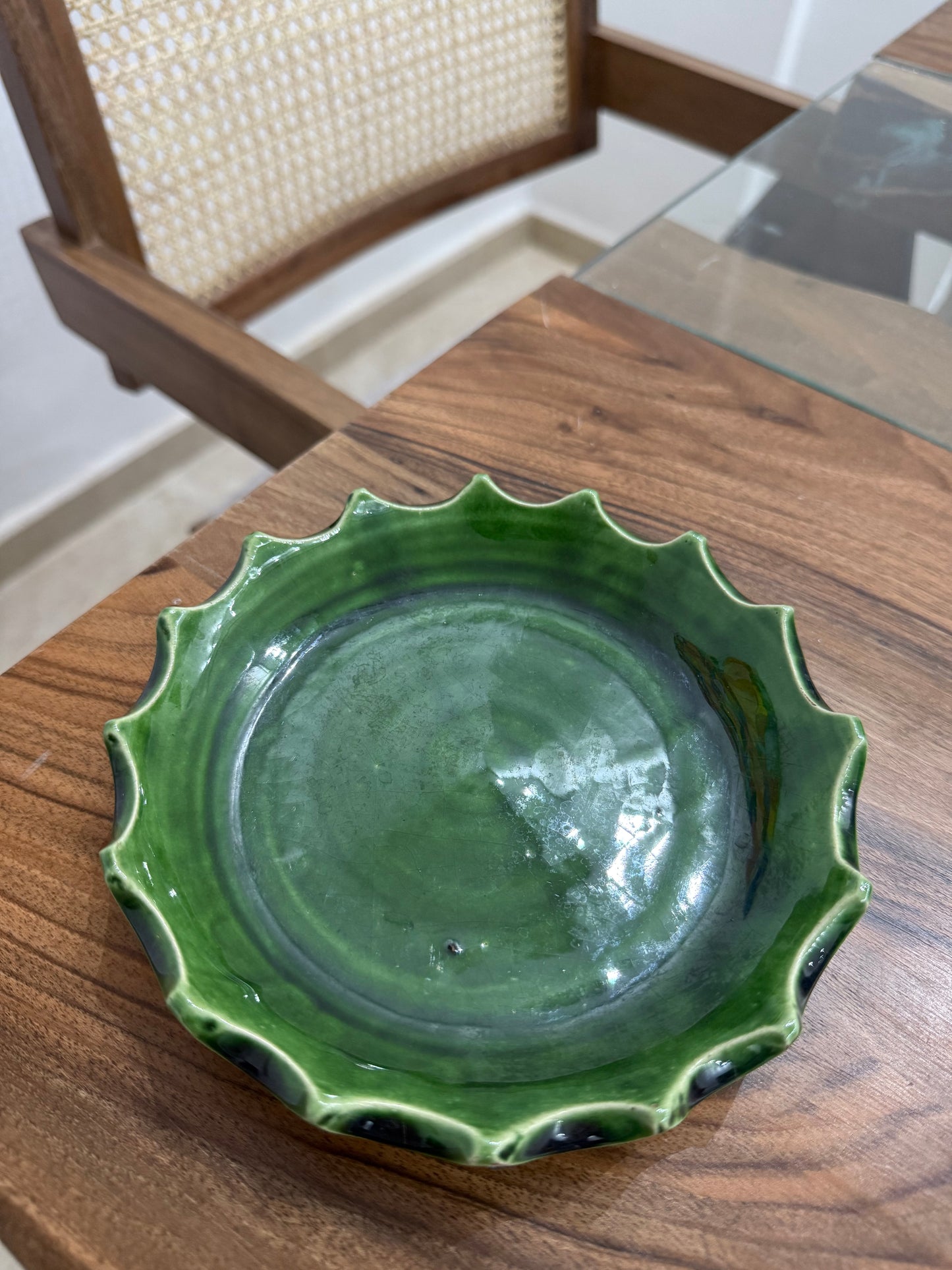 Assiettes en céramique dentelées