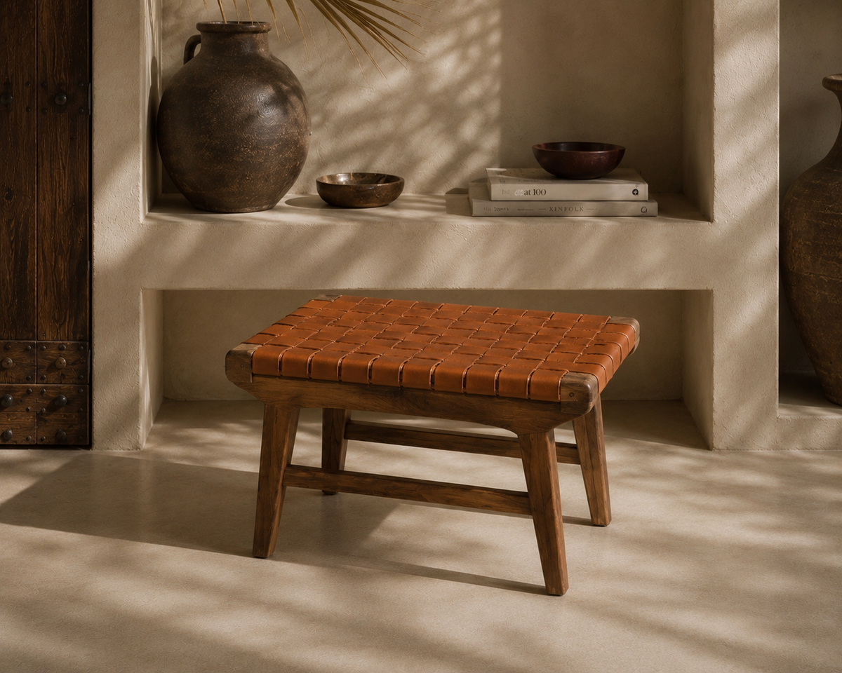 Tabouret SAMA en bois de noyer et cuir tressé marron