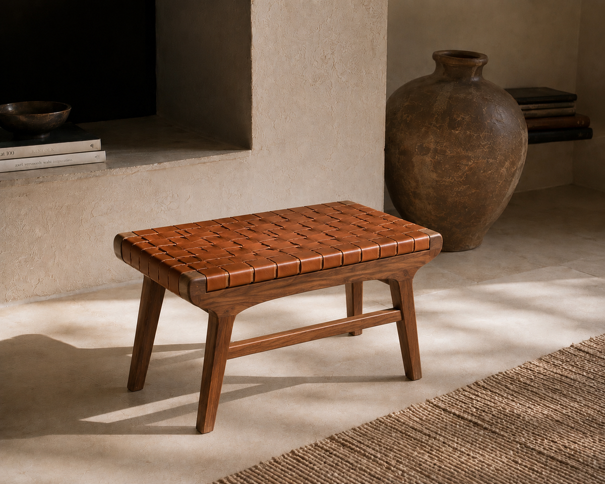 Tabouret SAMA en bois de noyer et cuir tressé marron
