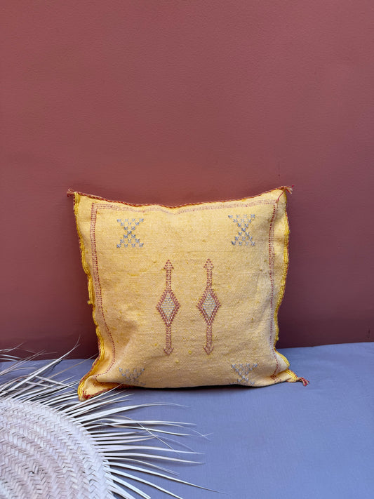 Housse de coussin en soie végétale jaune