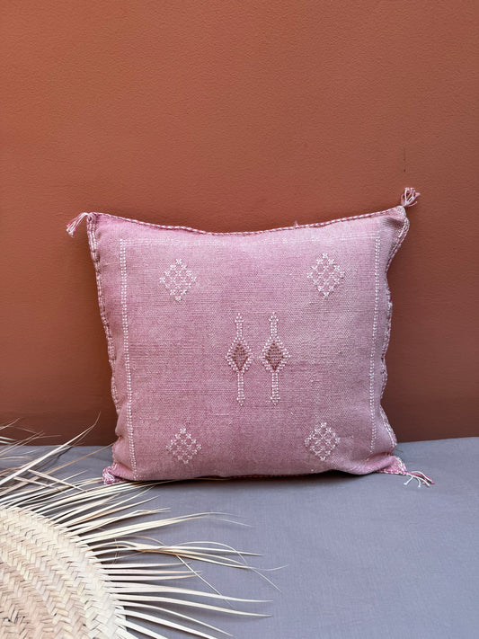 Housse de coussin en soie végétale rose pale